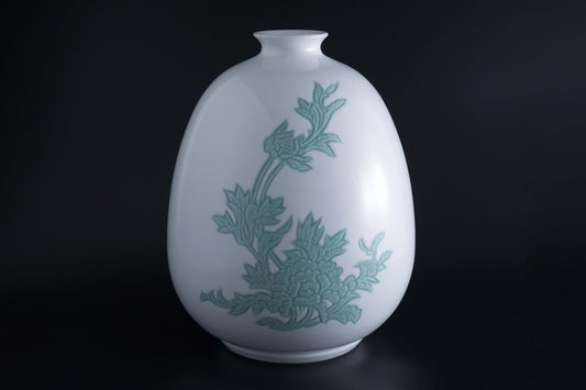 【井上萬二作】白磁緑釉牡丹彫文壷