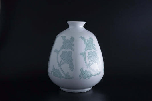 【井上萬二作】白磁緑釉牡丹彫文面取壷