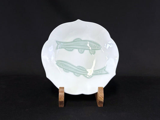 【井上萬二作】白磁緑釉魚彫文皿