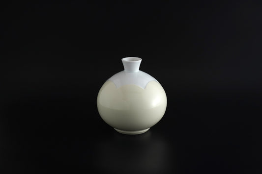 【井上康徳作】白磁黄釉刻文花瓶