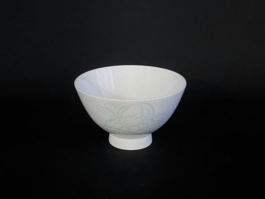 【井上萬二窯作】白磁緑椿彫文飯碗